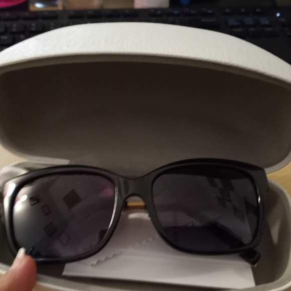 Michael Kors Sunglasses with case and wipe - Picture 1 of 5
